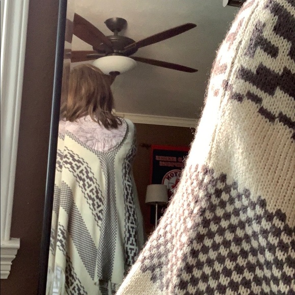 Izzy & Lola Cream & Gray Fringe Open Poncho M/L - Picture 4 of 8